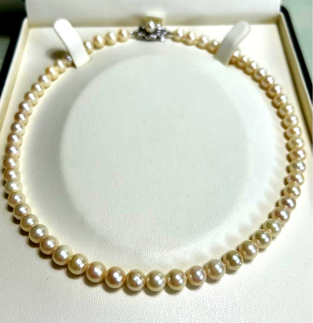 Akoya pearl necklace with 6-6.5mm pearls, 42cm length, silver clasp, slight looseness in string