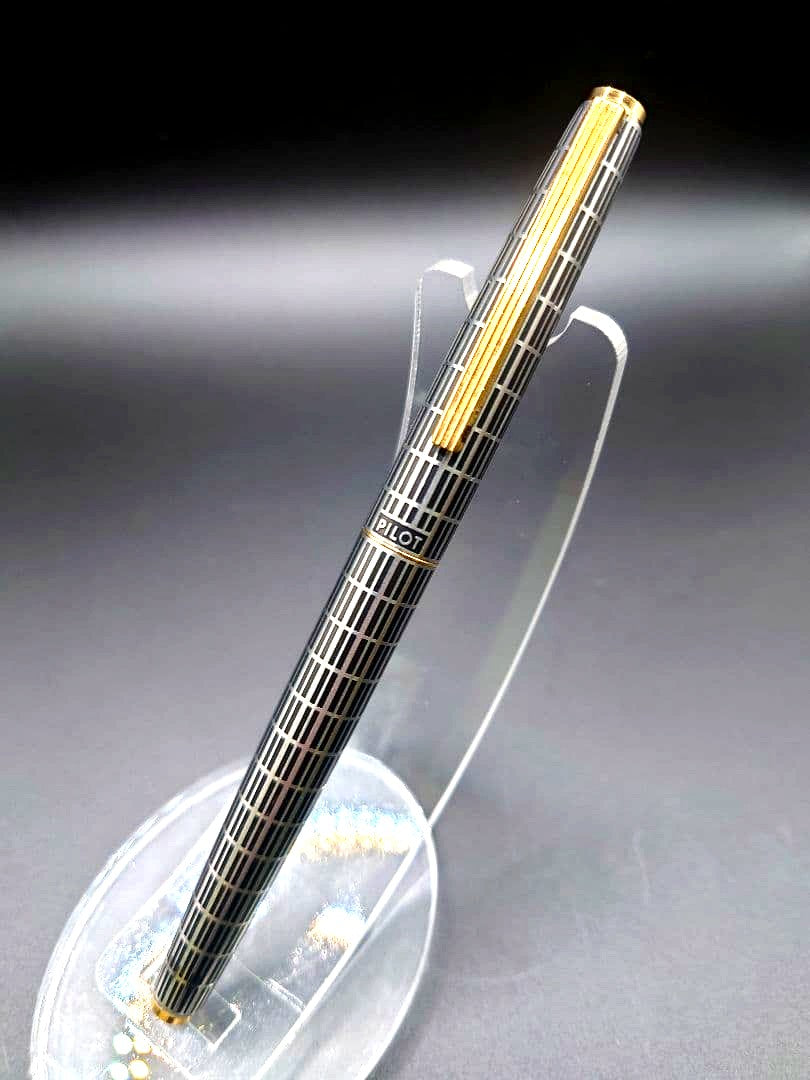 Pilot fountain pen with lattice pattern stripe engraving and 14K fine point nib