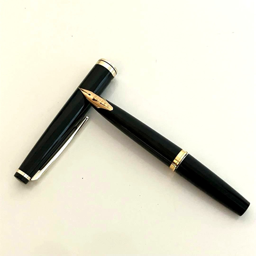 PILOT Elite fountain pen with polished black body and 18K 750 gold nib close-up