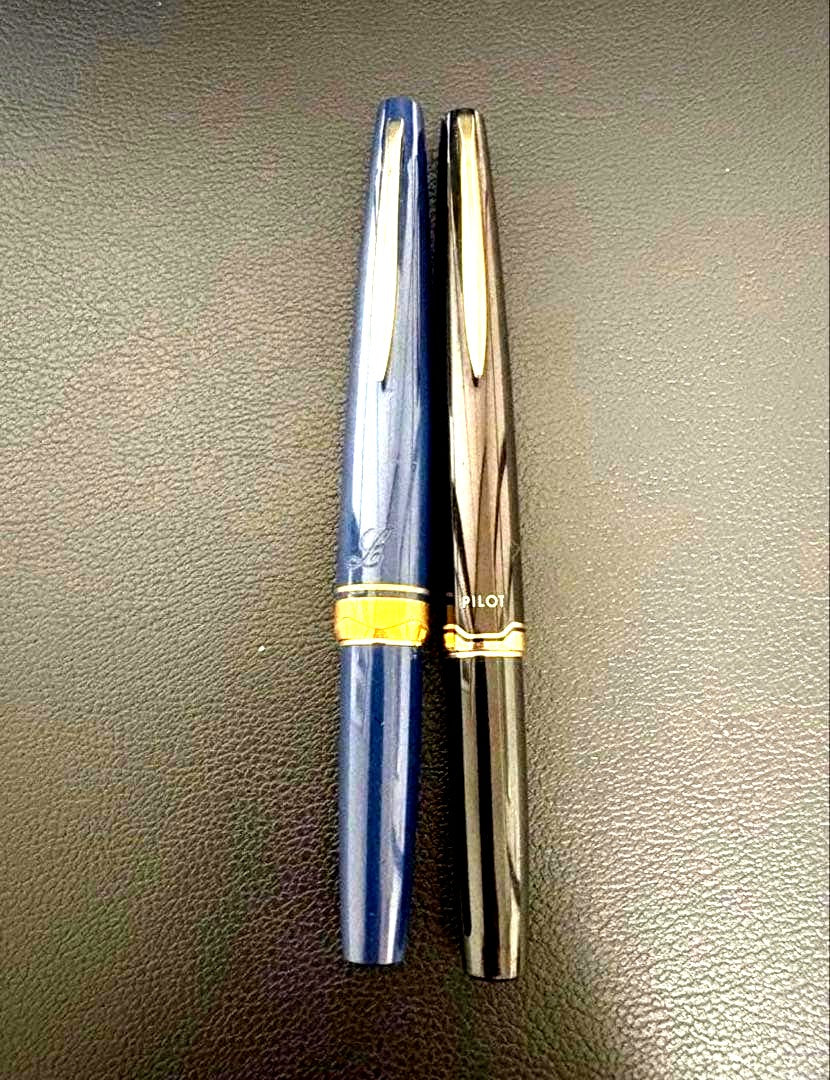 Pilot 2-Piece Fountain Pen Set k18 featuring black and blue fountain pens with fine tips