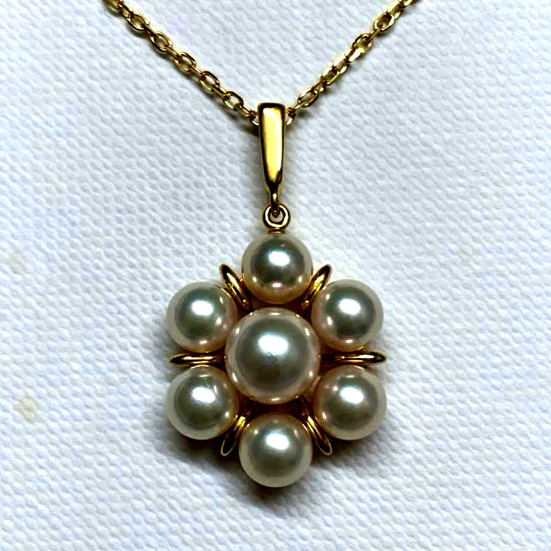 Mikimoto K18 yellow gold necklace with Akoya pearl and flower motif design