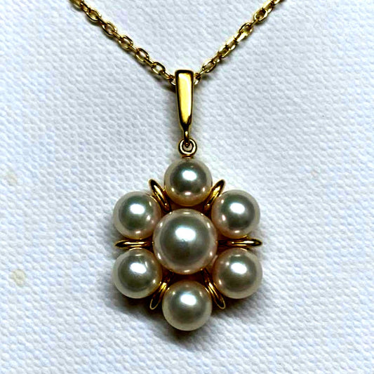 Mikimoto K18 yellow gold necklace with Akoya pearl and flower motif design