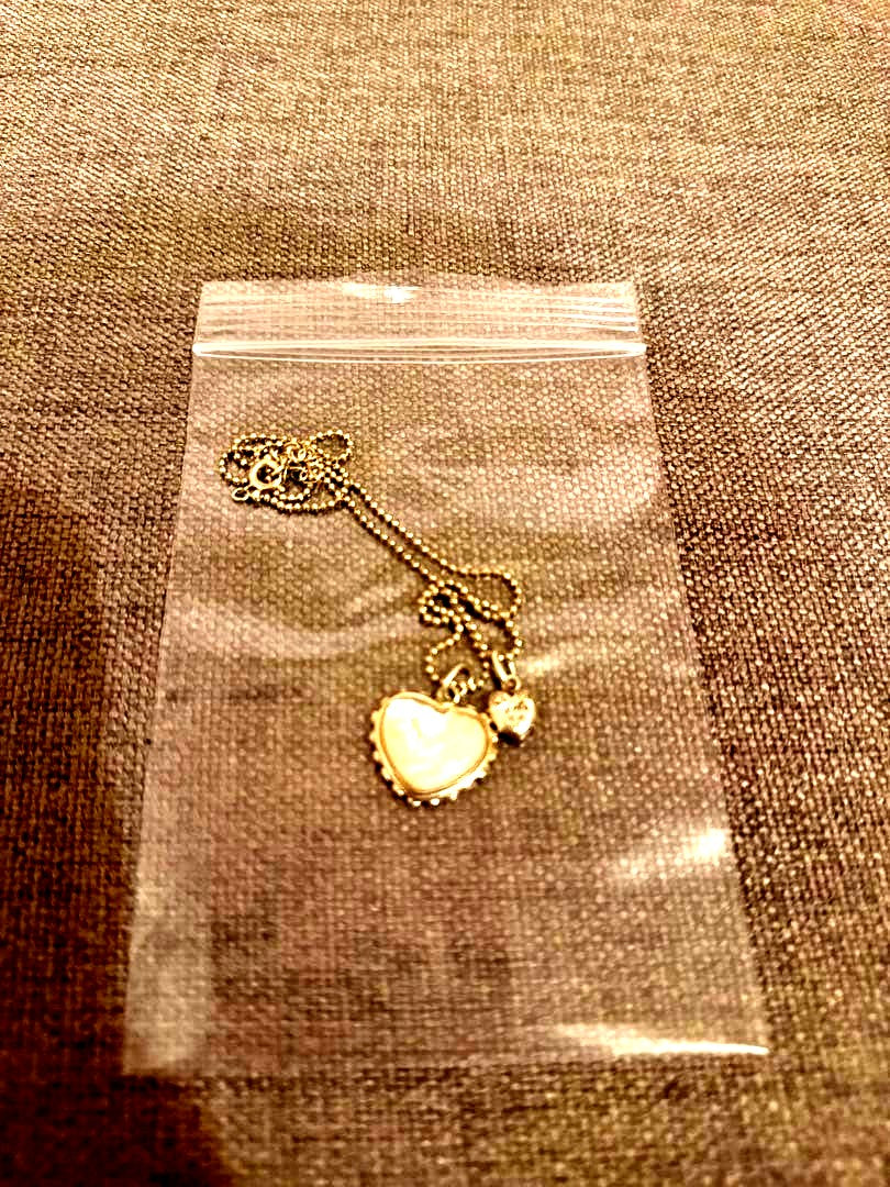 Agete white mother-of-pearl reversible heart-shaped necklace on a chain
