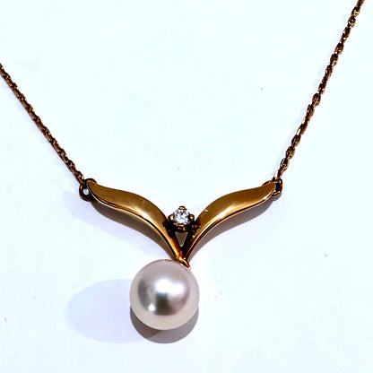 Mikimoto yellow gold necklace featuring a 7mm pearl and diamond pendant with 40cm chain