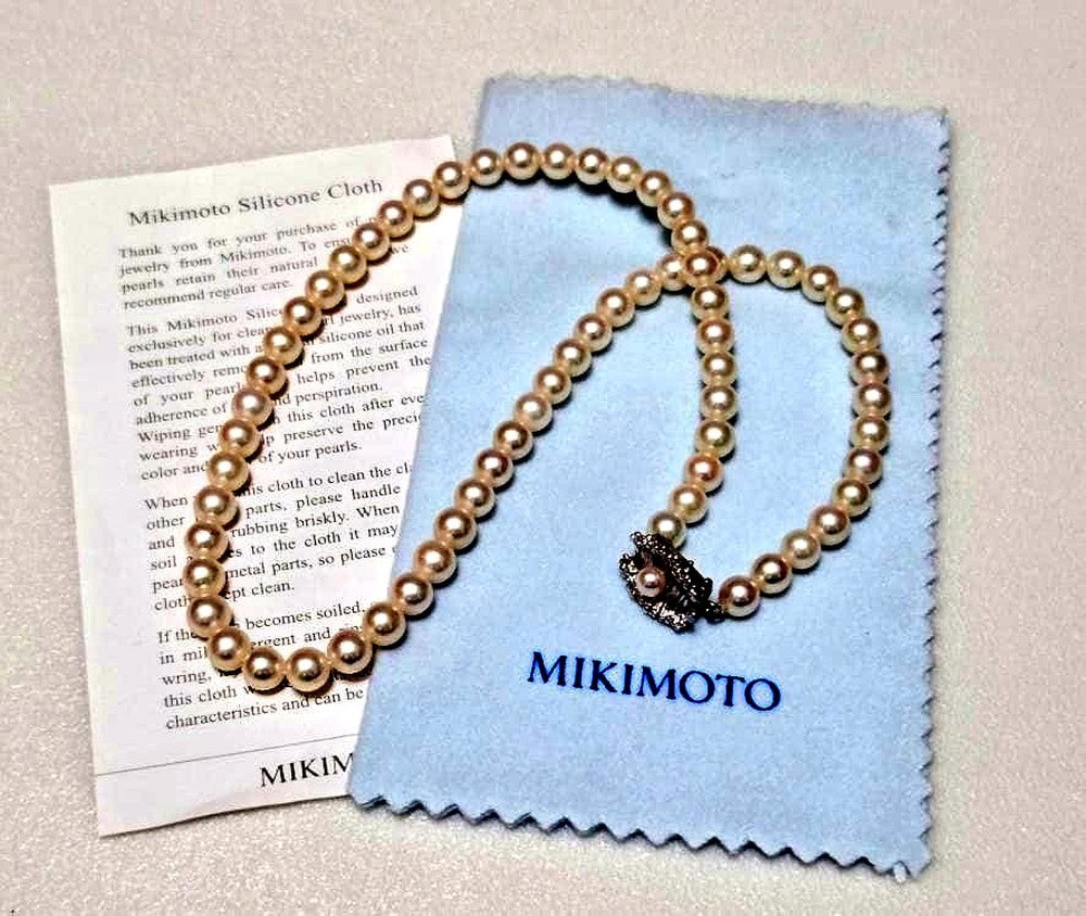 Mikimoto genuine pearl necklace about 42 centimeters long with 6 millimeter round pearls
