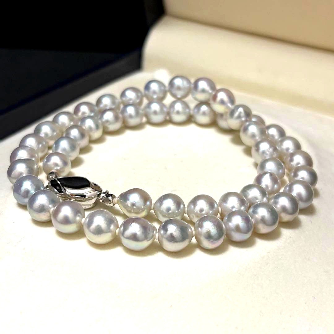 Akoya pearl necklace measuring 43.5 cm with round 8.0-8.5 mm white pearls on a white background