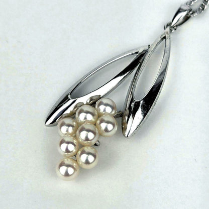 Mikimoto pearl necklace featuring a grape-shaped pendant with 8 pearls on a 40 cm chain