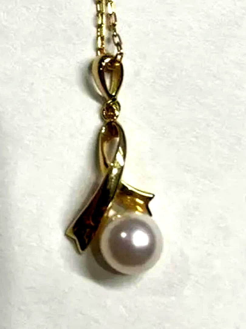 K18 gold necklace with single pearl and ribbon-shaped pendant on a white background