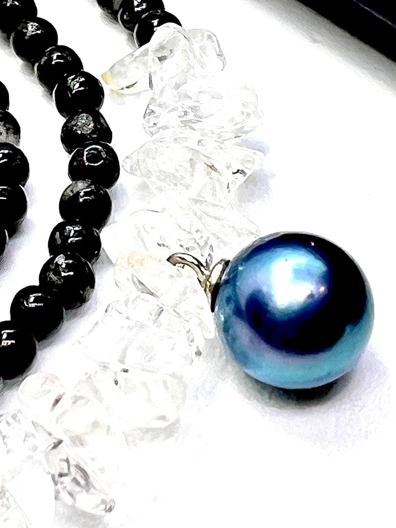 Akoya pearl and black tourmaline round indigo blue pearl necklace measuring 42 to 47 cm
