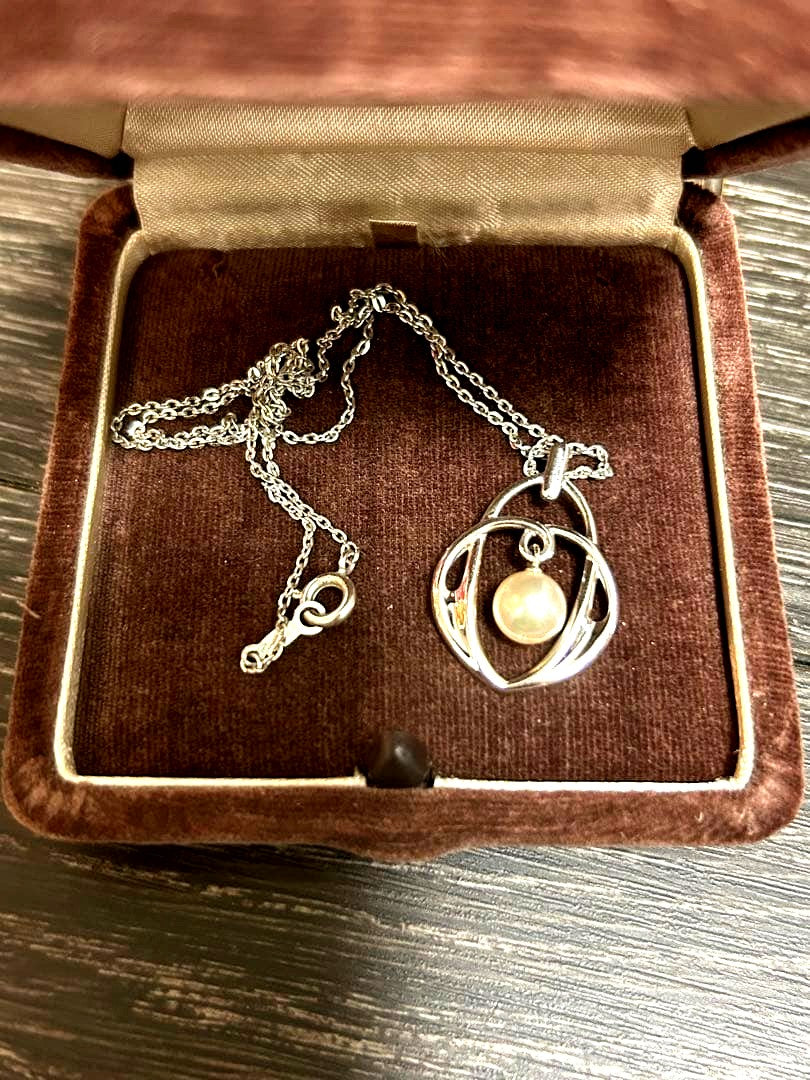 Mikimoto pearl necklace with 7mm pearls set on Silver 925 chain