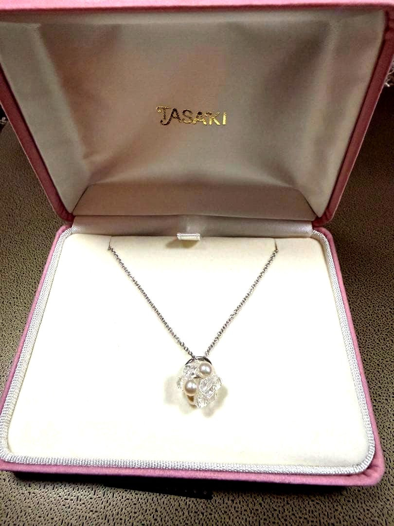 Tasaki silver necklace with 4 small freshwater pearls and crystal glass on a 41cm chain with packaging included
