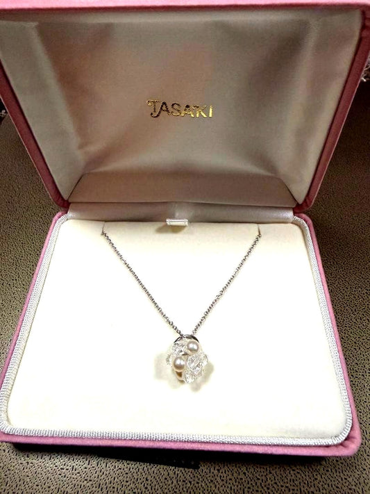 Tasaki silver necklace with 4 small freshwater pearls and crystal glass on a 41cm chain with packaging included