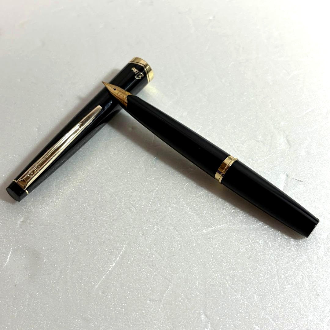 Used Pilot 14K 585 gold fountain pen nib size F with black color, shown close-up
