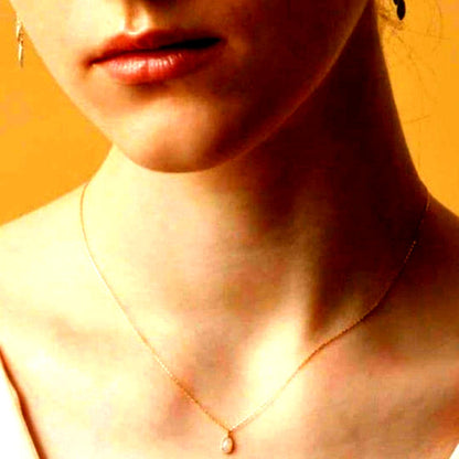 Agat K10 necklace with a small opal pendant measuring 0.6 by 0.4 cm on a 40cm gold chain