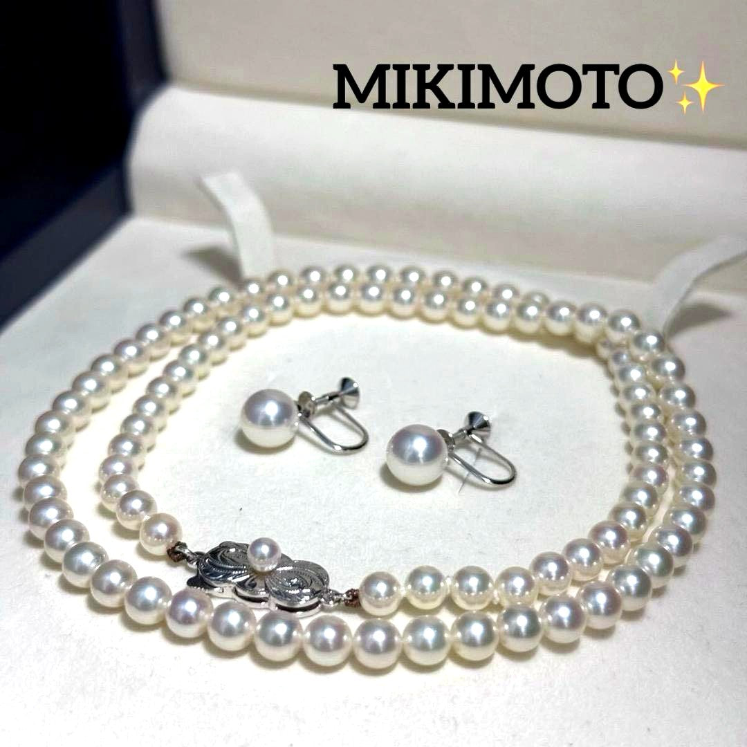 Mikimoto Akoya pearl necklace and earrings set with round white pearls and gold K18 settings