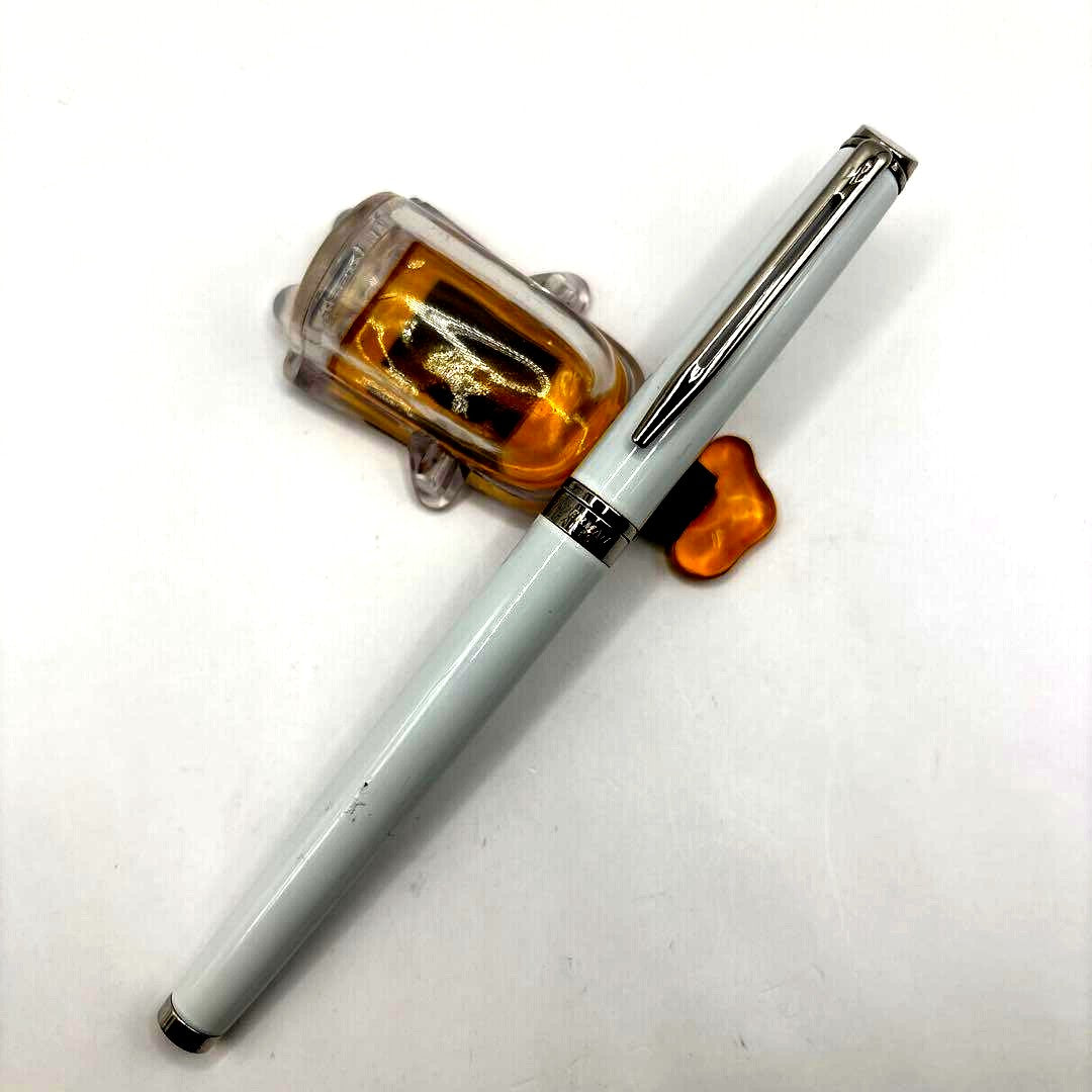 Waterman Metropolitan Essential fountain pen in white with fine nib and converter included
