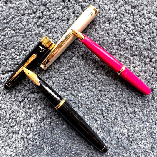 Set of two PILOT Elite 18K 750 fountain pens with gold nibs and black barrels