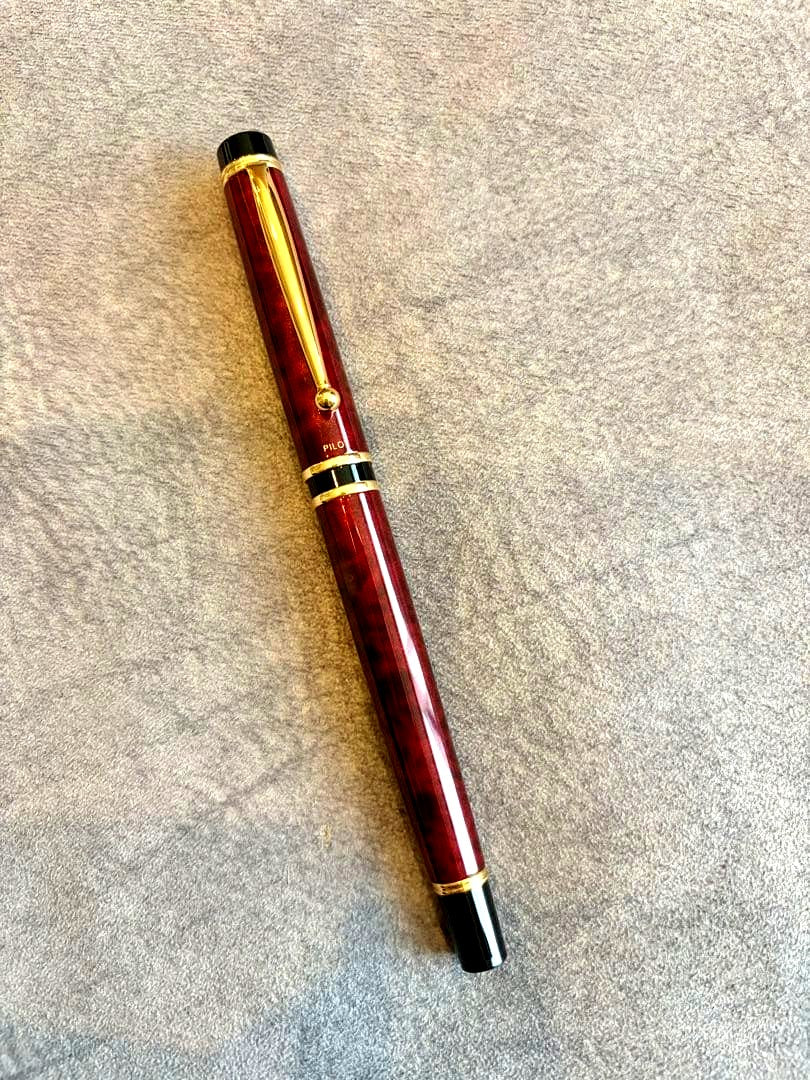PILOT Grand Se Fountain Pen in marble red color with fine nib, gently used and well-maintained