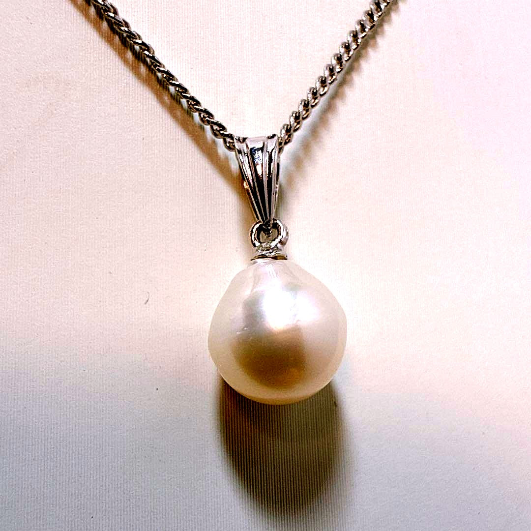 Tasaki necklace featuring a 7.8mm pearl pendant with silver material on a 40cm metal chain