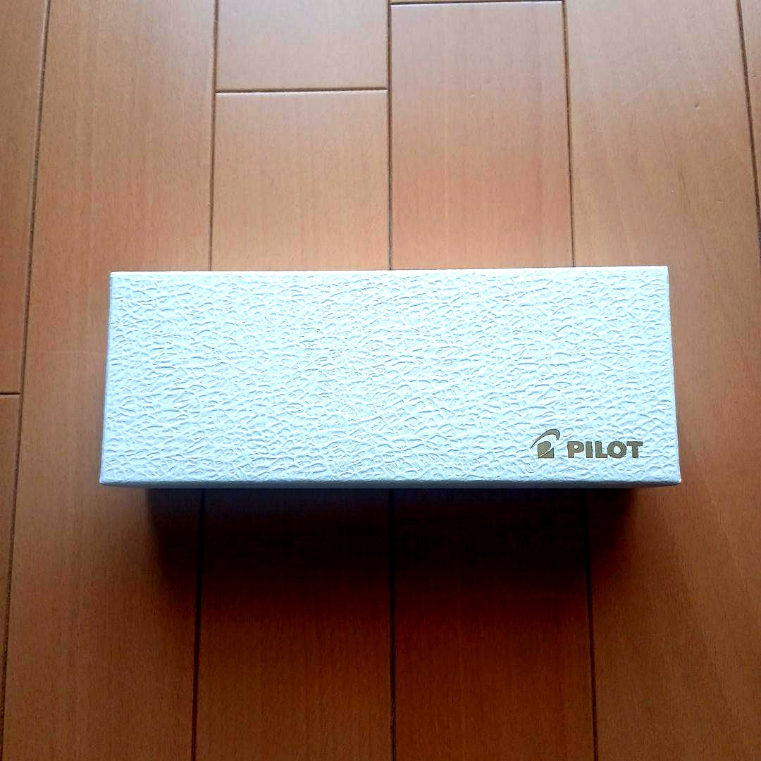 PILOT fountain pen case wooden paulownia box with satinen interior lining and simple rectangular design