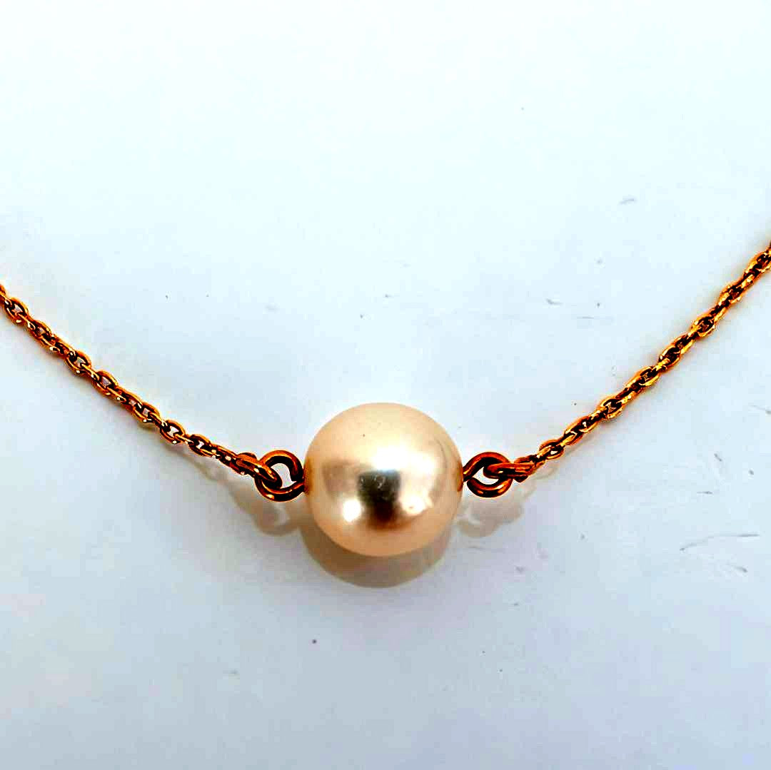Tasaki pearl necklace featuring a 7mm pearl pendant set in 18K yellow gold with a 40 cm chain