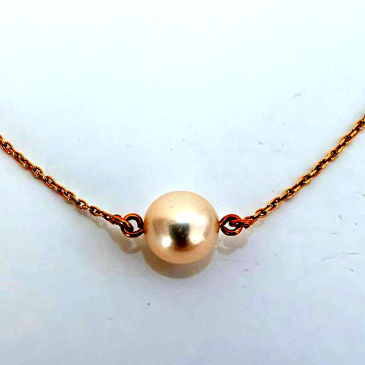 Tasaki pearl necklace featuring a 7mm pearl pendant set in 18K yellow gold with a 40 cm chain