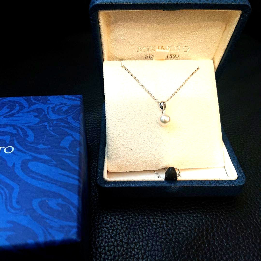 MIKIMOTO silver necklace featuring a single pearl with included bonus case