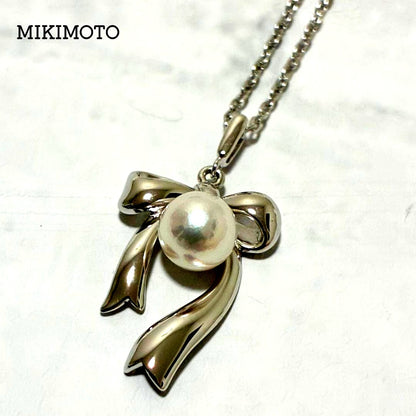 Mikimoto necklace featuring a silver white ribbon pendant with Akoya pearl on a 40 cm chain