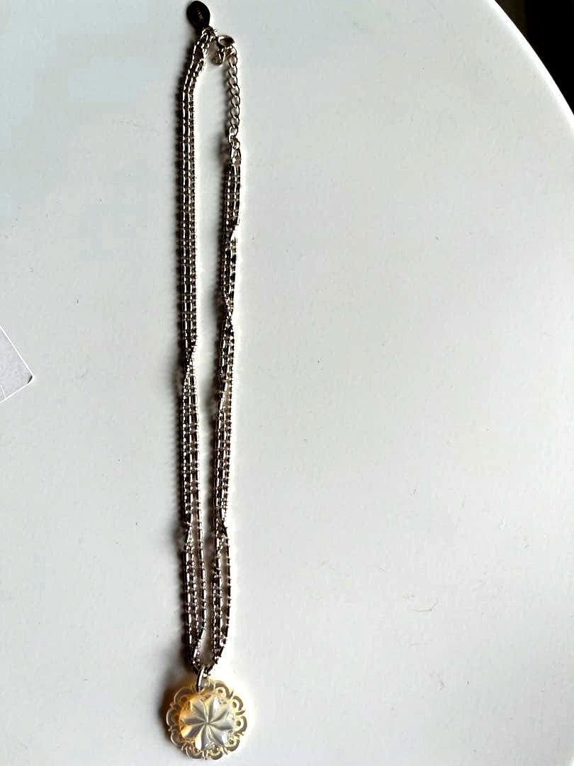 Agete shell necklace featuring natural shell pendant on delicate chain