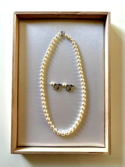 Akoya pearl necklace with 8mm pearls and 41cm chain featuring a spring ring clasp