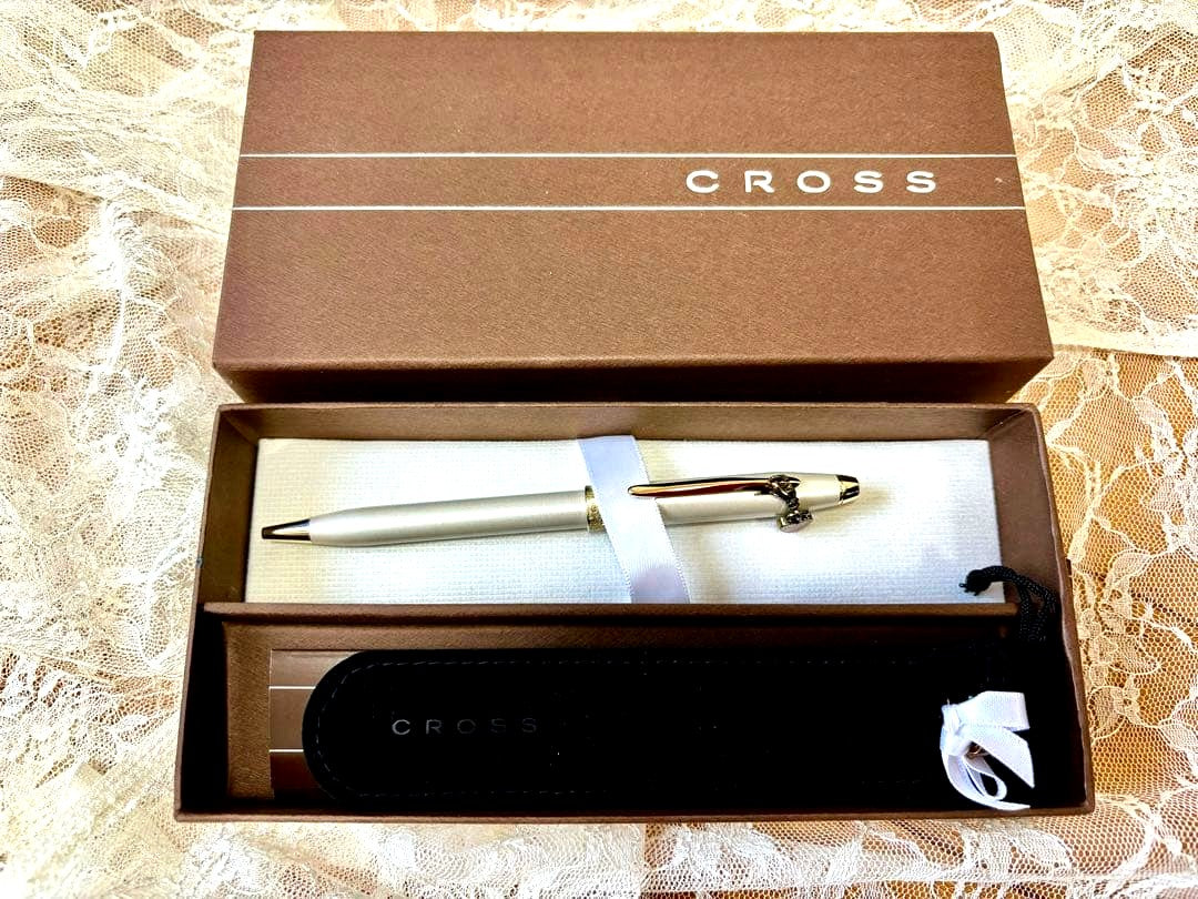Cross ballpoint pen with heart-shaped and key-shaped gold-plated charms, high-gloss lacquer finish