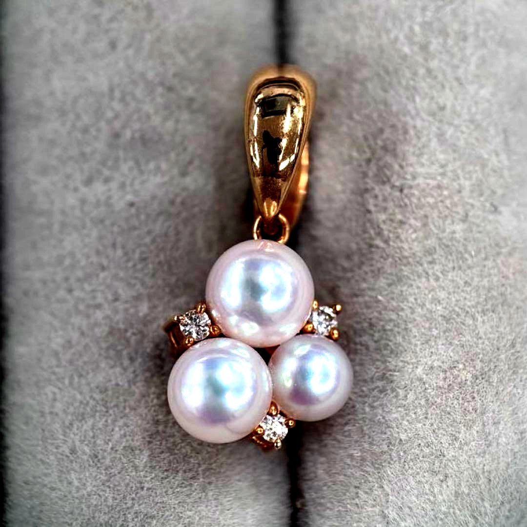 Used TASAKI K18 gold pendant with Akoya baby pearls and small diamonds