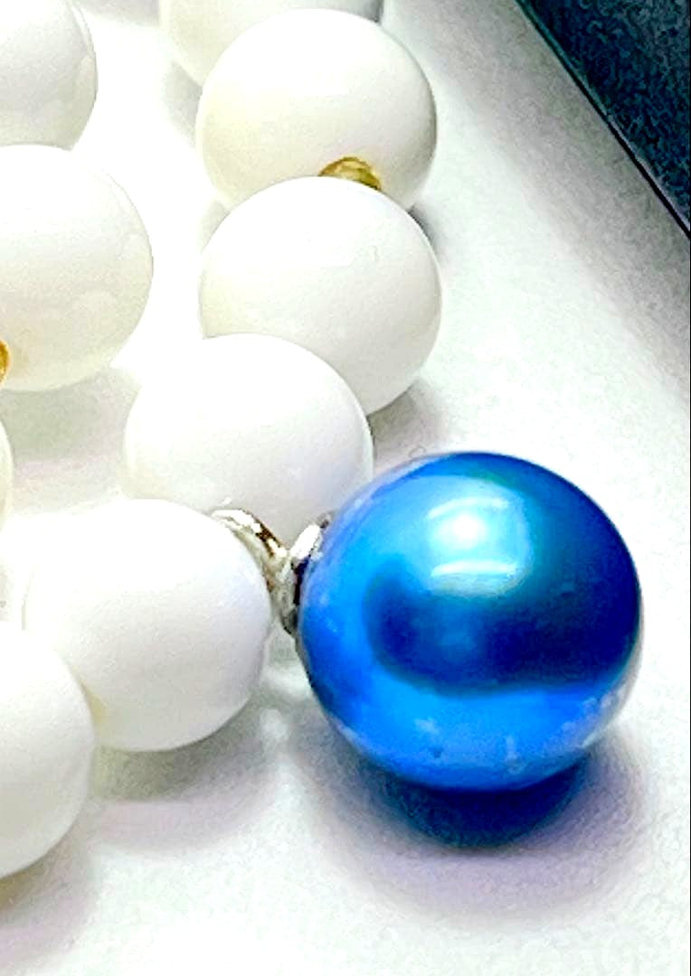 Akoya pearl necklace with black and indigo blue pearls, white onyx beads, and K18 gold leaf Venetian glass parts