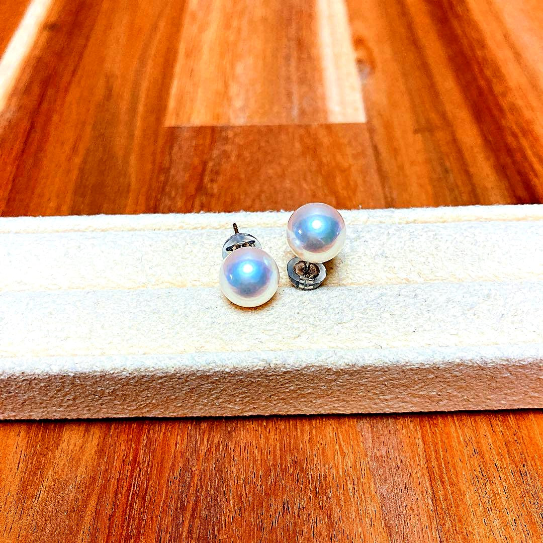 Single pearl earring with 8.0-8.5mm Akoya pearl mounted on PT platinum 900
