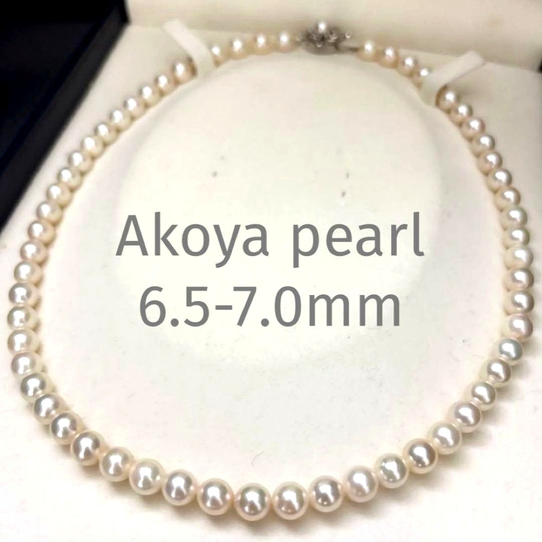 Akoya pearl necklace with 7mm white pearls measuring 43cm in length, weighing 28.3g