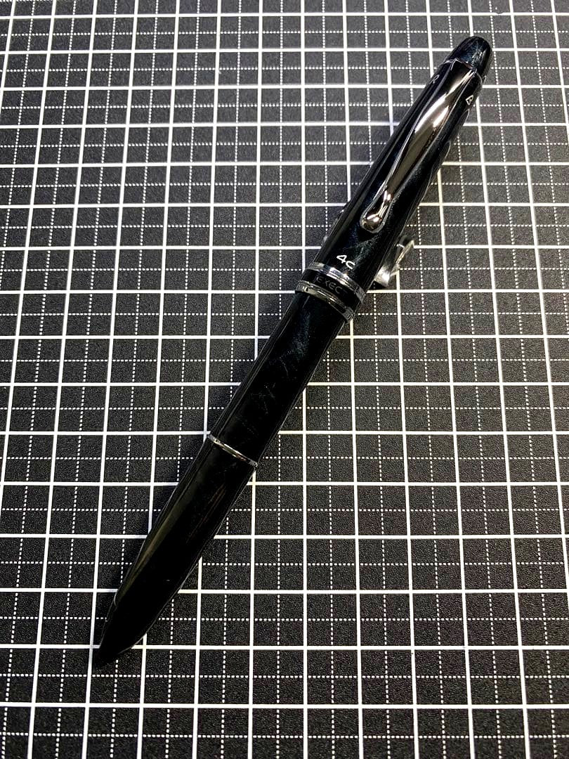 PILOT EXECUT 4C multi-function pen in black and gray with four ballpoint ink colors