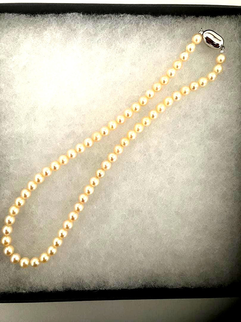 Akoya pearl necklace with 6.5-6.8mm pearls measuring 43.5 cm length on white background