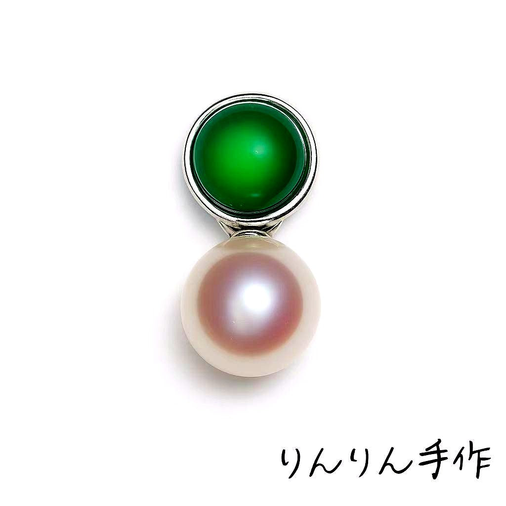 Handmade Akoya pearl necklace with green jade pendant, 45 cm length, featuring 9.5 mm pearls