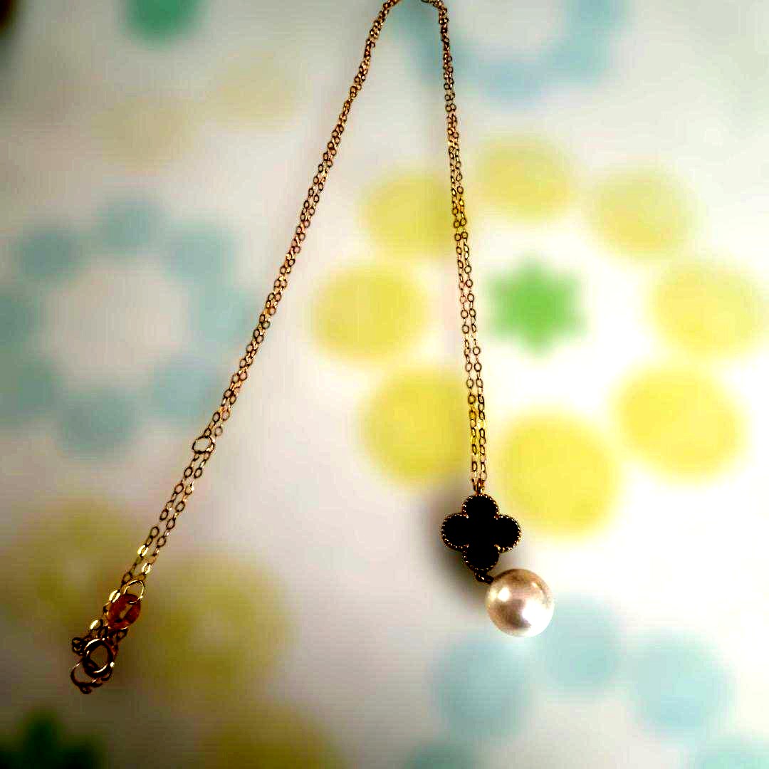 K18YG necklace with white Akoya pearls and onyx flower pendant on a 45 cm chain