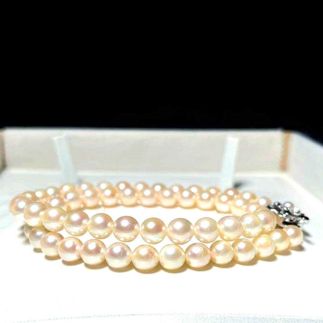 Akoya pearl necklace with 6.5-7.0mm round white pearls on a 42.5cm silver chain stamped SILVER