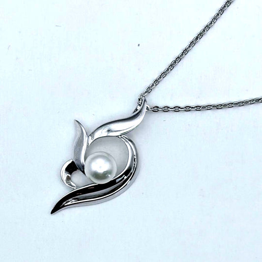 Mikimoto pearl necklace featuring 6.1mm pearls on a 42 cm sterling silver chain