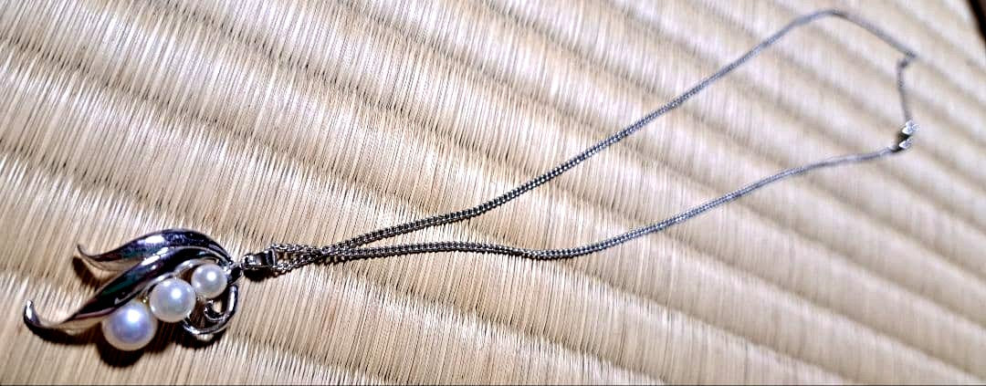 MIKIMOTO Silver Pearl Necklace with pearl pendant displayed with dedicated case and outer box