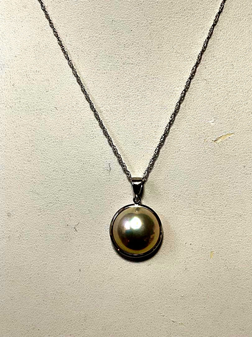 Tasaki Mabe Pearl Necklace with 18K white gold head and platinum chain, approximately 45cm long