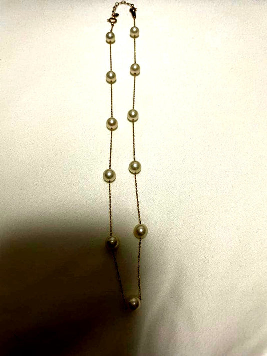 TASAKI 18K gold pearl necklace measuring 40 cm with lustrous pearls and delicate gold chain