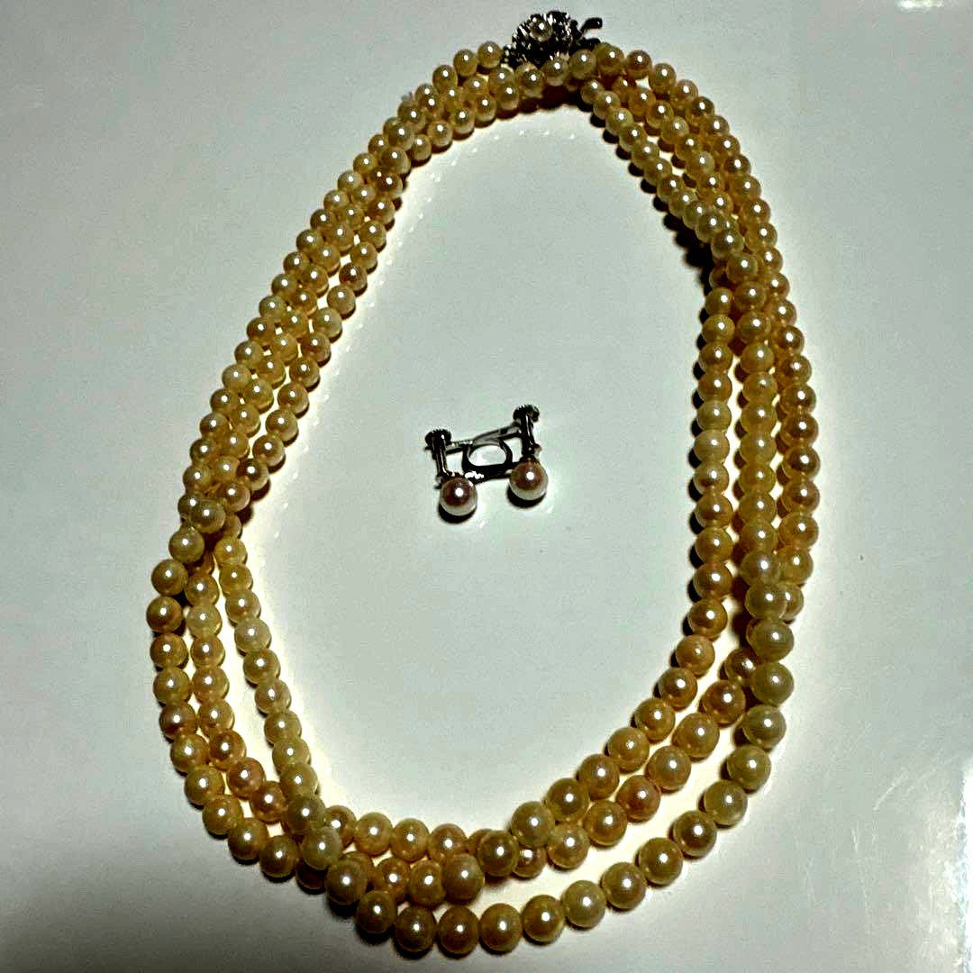 Akoya pearl long necklace measuring 115 centimeters paired with matching pearl earrings