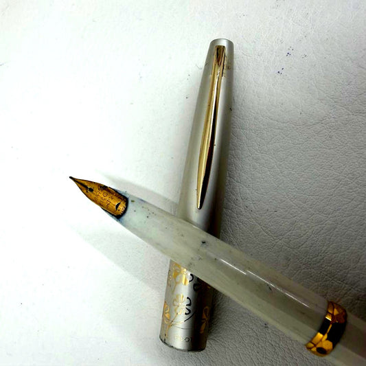 P18 Year Pen Pilot White Clover fountain pen made of 18K gold shown on white background