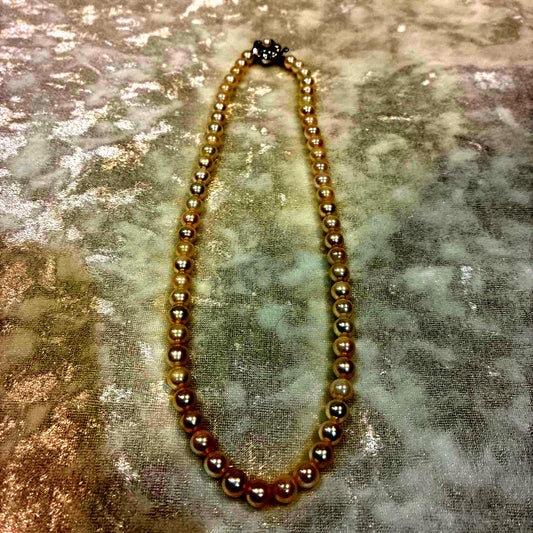Akoya pearl necklace with white 6mm pearls and silver flower-shaped clasp, 40.5cm length