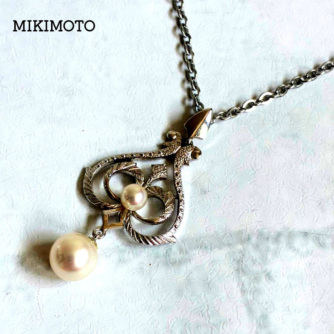 Mikimoto necklace featuring a large 0.8 cm Akoya pearl with silver motif and 59 cm silver chain
