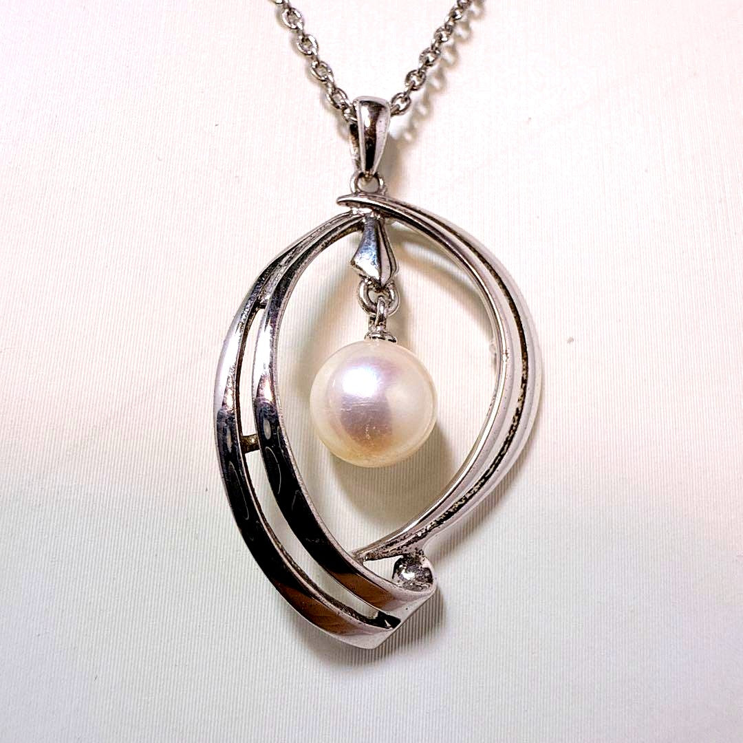 MIKIMOTO Silver necklace with one round Akoya pearl bead and 41 cm chain displayed on white background