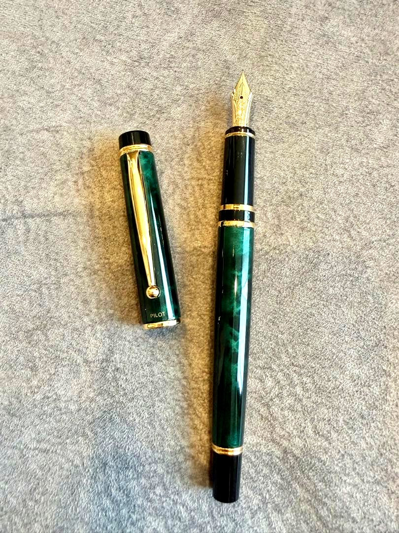 PILOT Gensace fountain pen in marble green with fine nib and included converter accessory